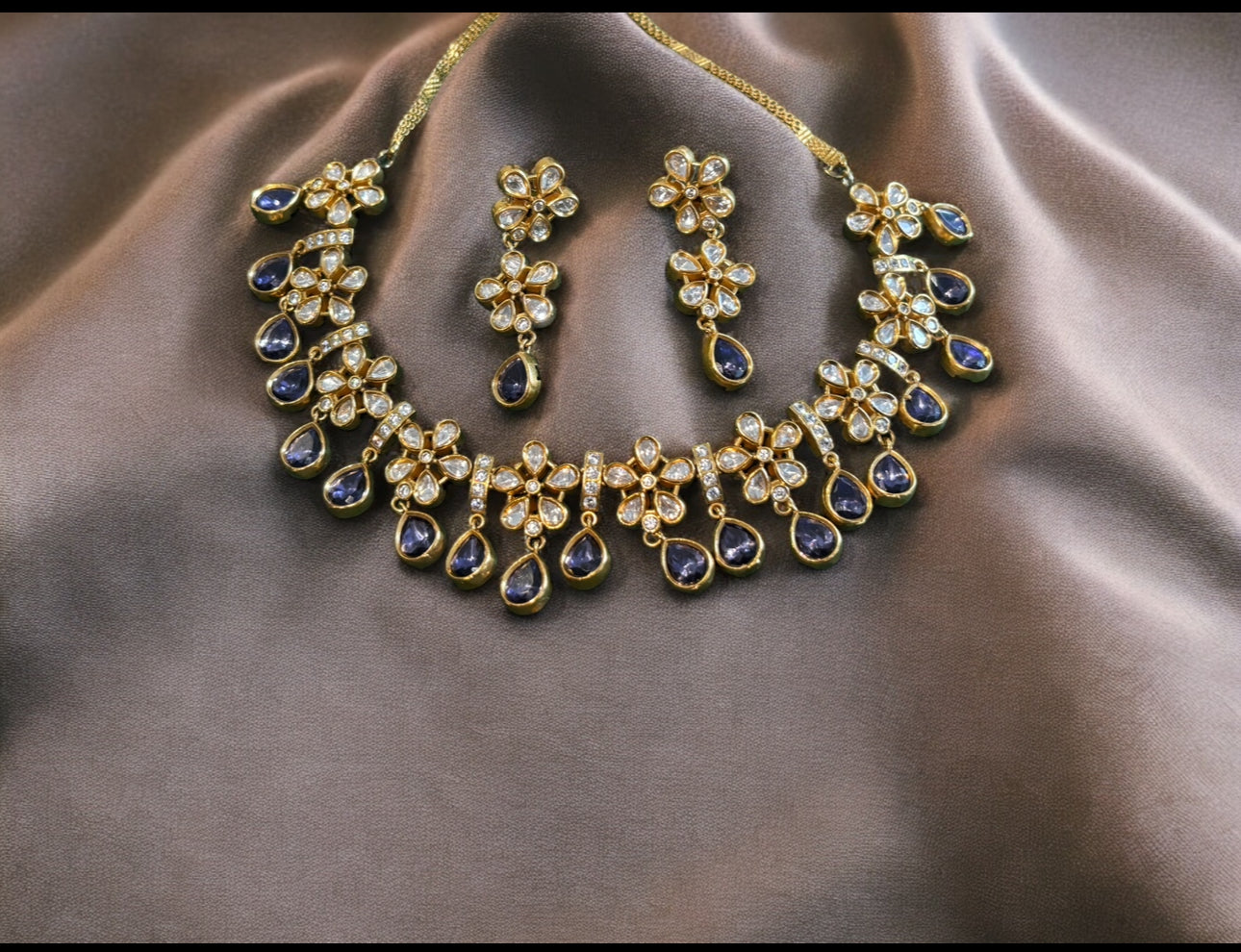 Women gold plated Kundan-studded Necklace & Earrings