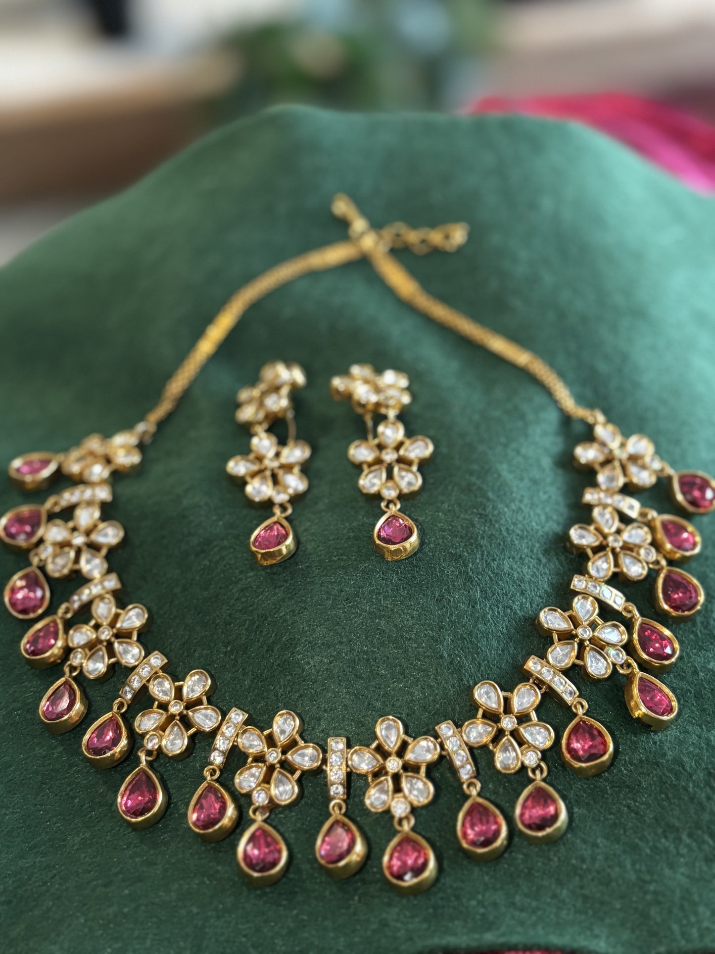 Women gold plated Kundan-studded Necklace & Earrings