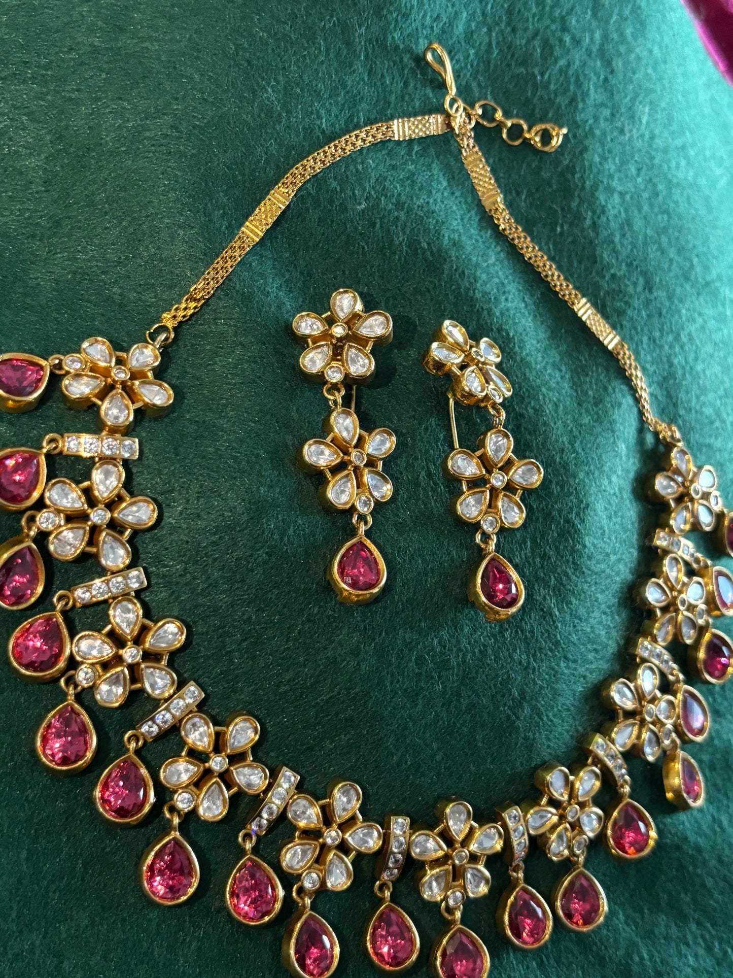 Women gold plated Kundan-studded Necklace & Earrings