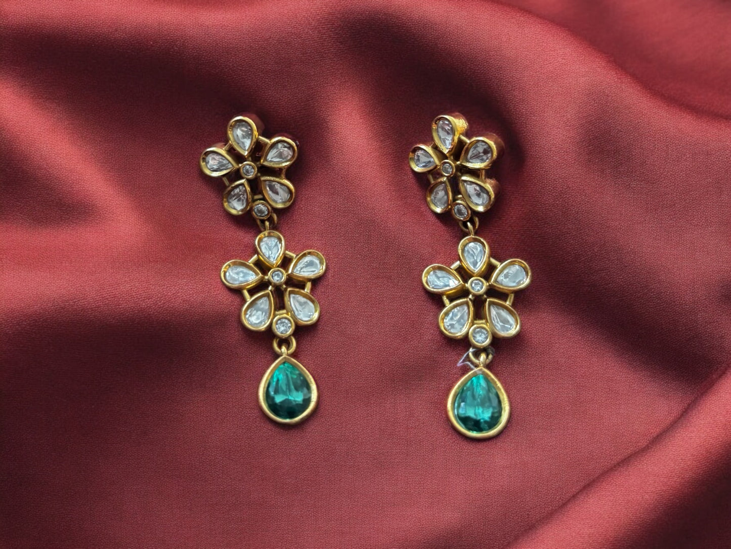 Women gold plated Kundan-studded Necklace & Earrings