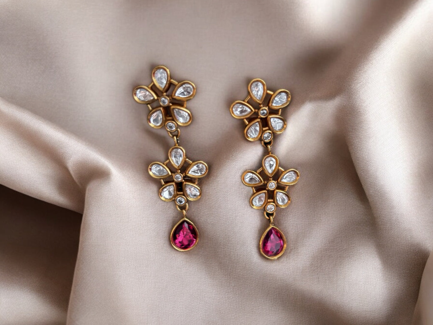 Women gold plated Kundan-studded Necklace & Earrings