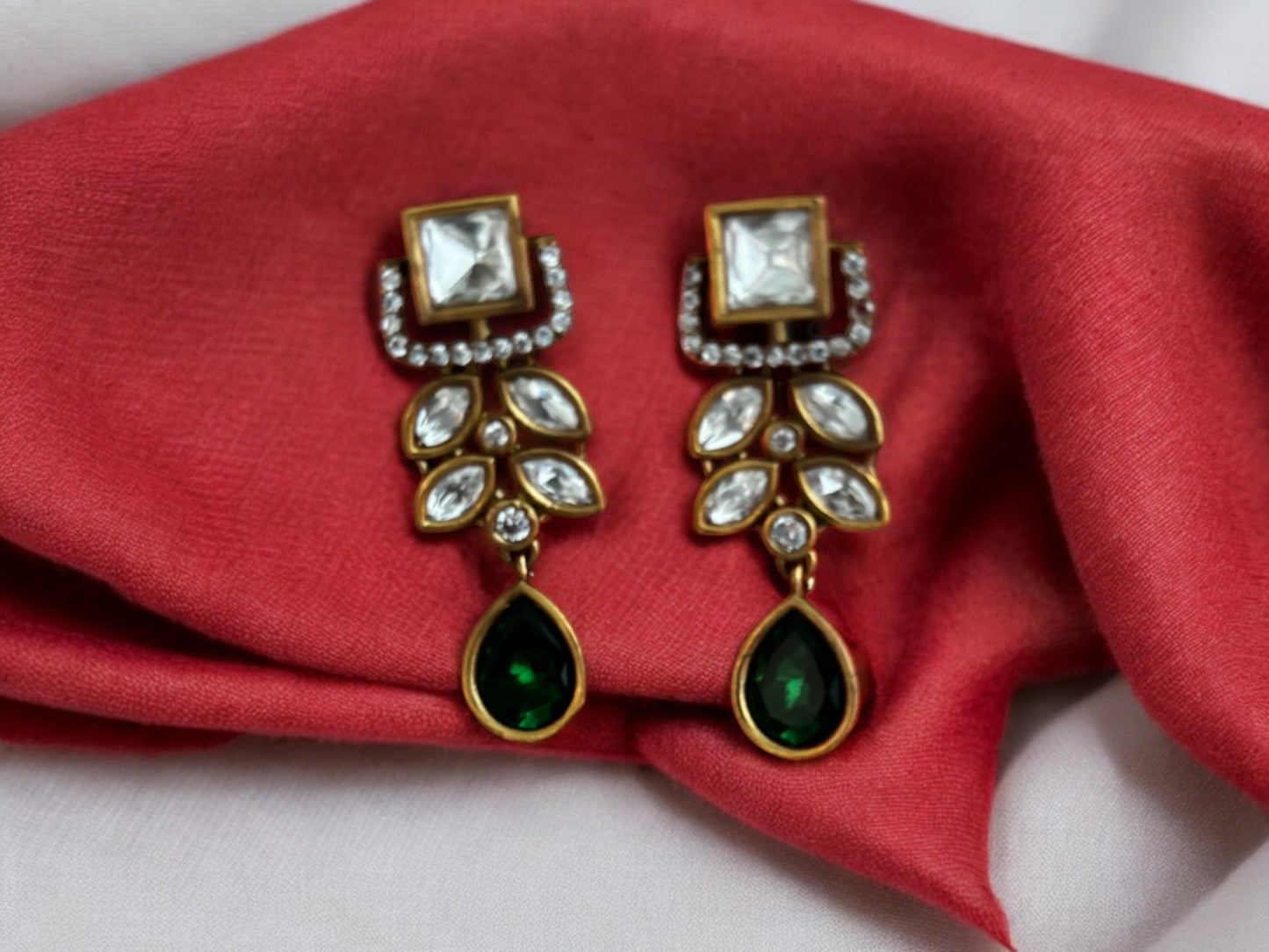 Women gold plated Kundan-studded Necklace & Earrings