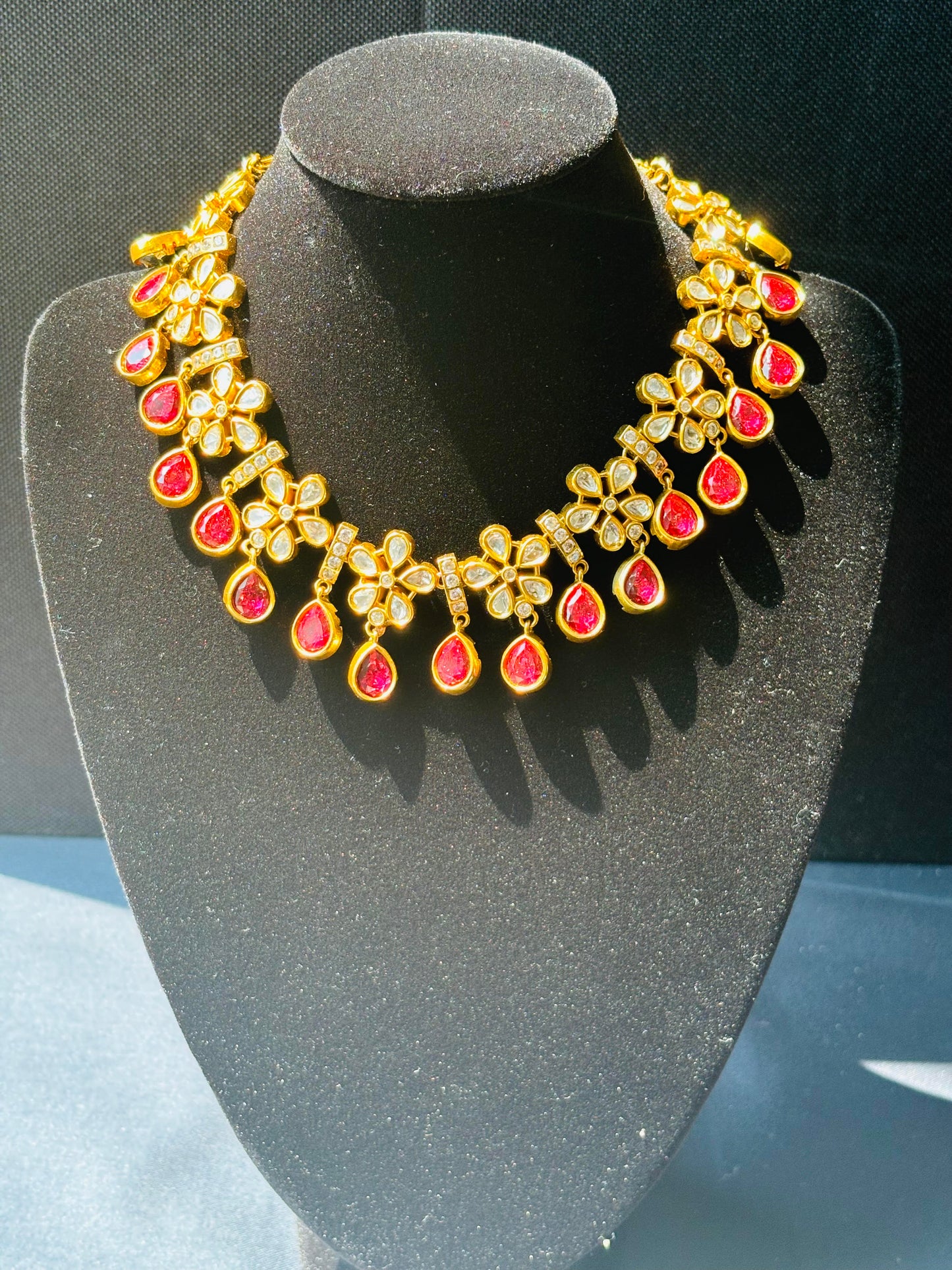 Women gold plated Kundan-studded Necklace & Earrings